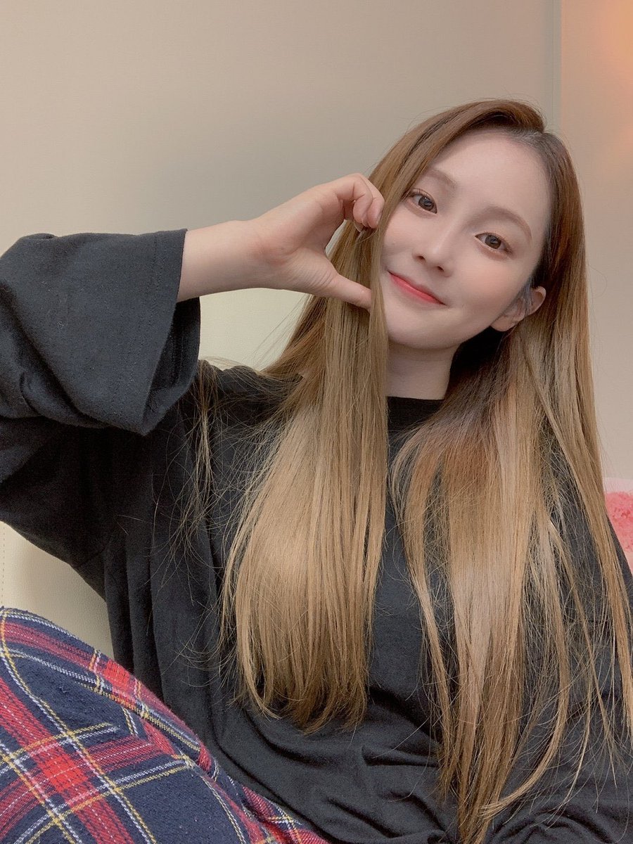 FranceAriaz's tweet photo. [📷 | UPDATE | 21/09/20] @official_ARIAZ

#아리아즈_윤지 #Ariaz_YunJi

Combattons le blues du lundi après avoir reçu le cœur de Yunz😋❤️

———
Kr>Fr : @FranceAriaz https://t.co/UiV9BKwIuy