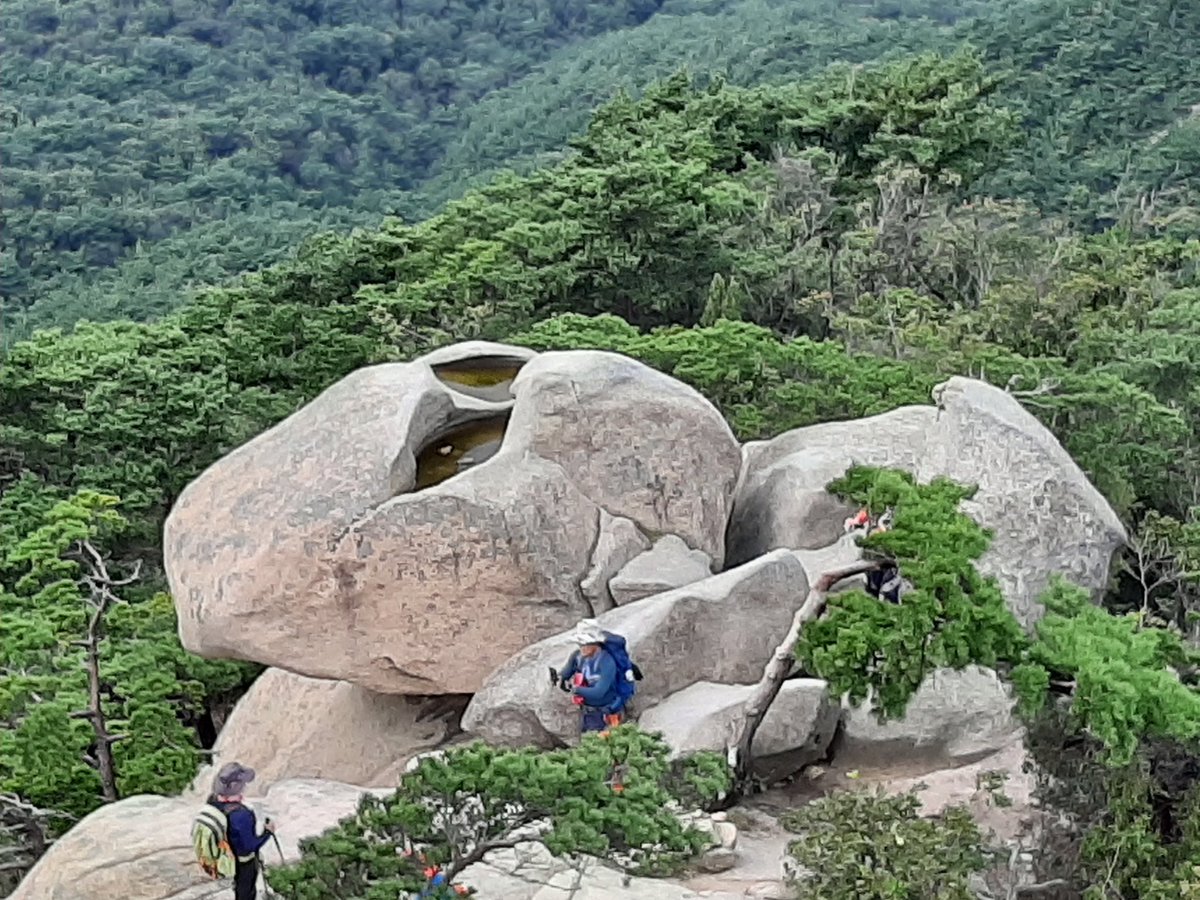 csshin707's tweet photo. #Skeletonrock at Bukhansan National Park https://t.co/GJG4yH896m