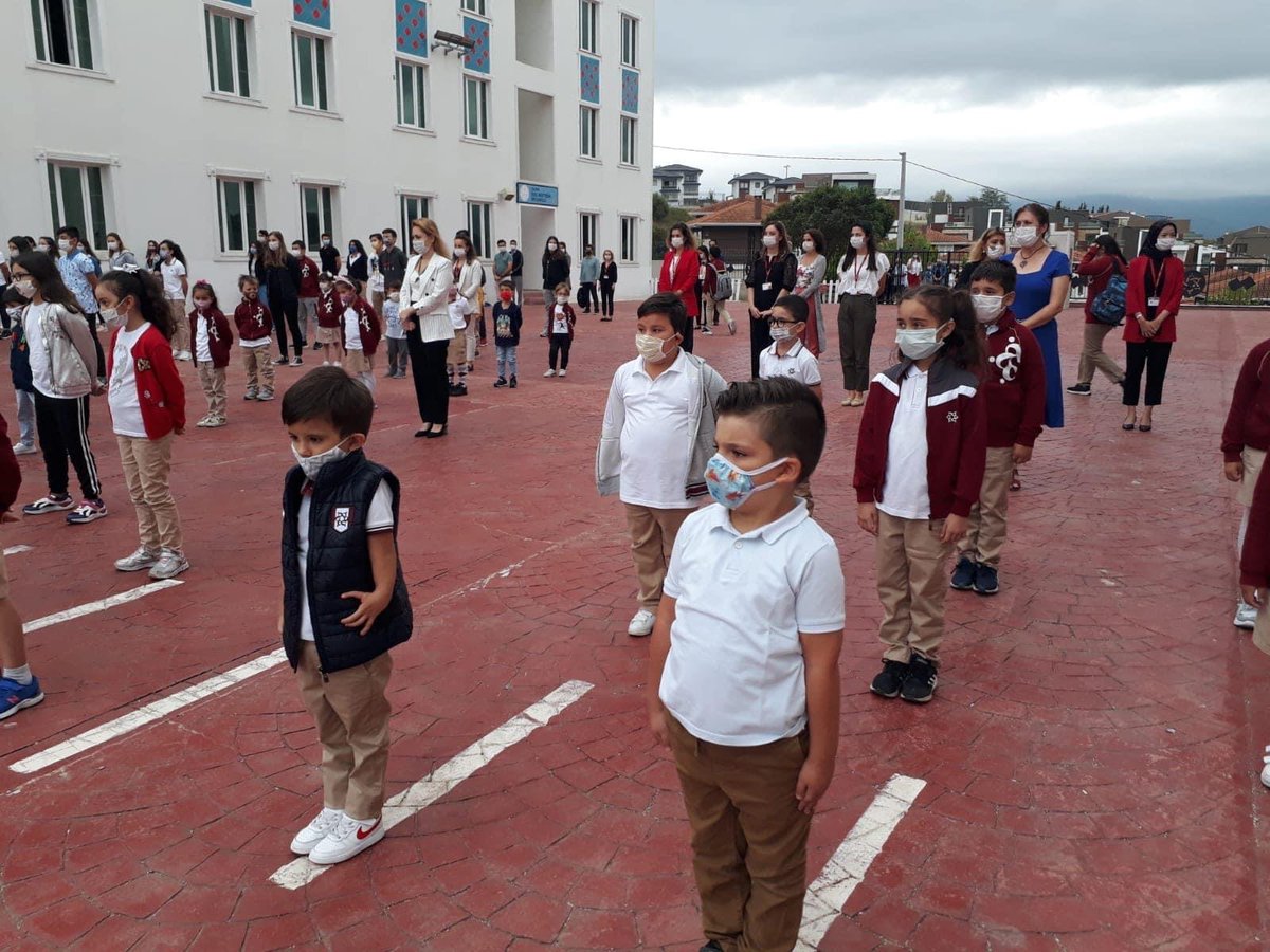 77ridvanacar's tweet photo. 2020-2021 Eğitim-Öğretim yılına Anaokulu, 1. Sınıf, 8. Sınıf ve 12. Sınıf öğrencilerimizle okulumuzun bahçesinde yaptığımız tören ile başladık. Yeni Eğitim-Öğretim yılının tüm öğrencilerimize başarı, sağlık, mutluluk getirmesini dileriz. 
#mektebim #gelecekbenim https://t.co/d4E14PuNaq