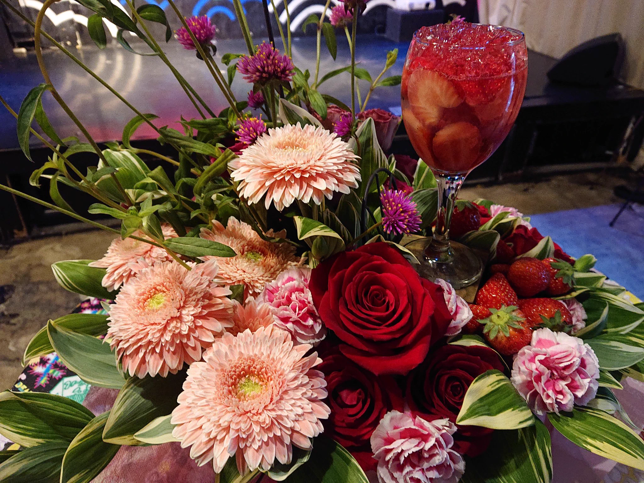 @GotoSesame 併せてエディブルフラワーと普通の花での装飾にも挑戦していって貰いたいなぁと思ってしまってます(笑)
自分は先日、飾り切りしたイチゴをゼリーに閉じ込めてアレンジしたり、イタリア料理店のテーブル装飾をしたりしました 