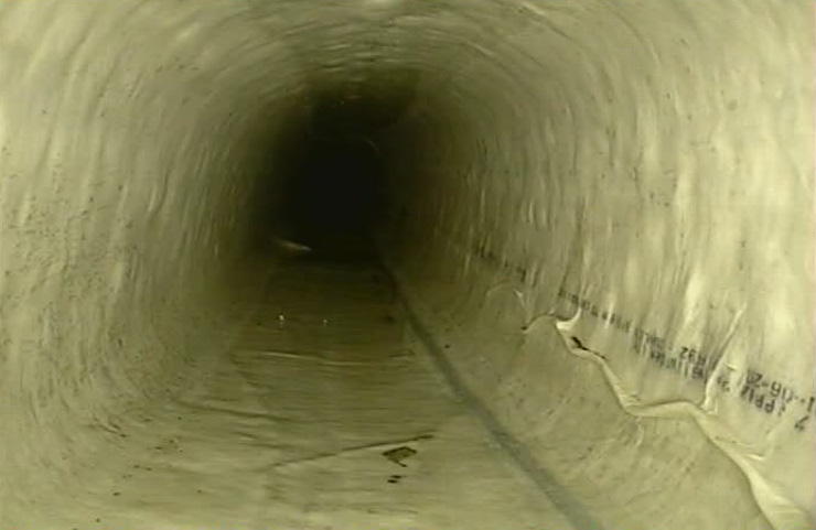 Objecten bereiken nu eenmaal een keer het einde van hun levensduur, ook voor dit toogriool in Tholen. Inmiddels is de leiding gerenoveerd. Van onderzoek tot advisering en van bestekvoorbereiding tot toezicht tijdens de uitvoering: namens StadLandWater waren we betrokken.