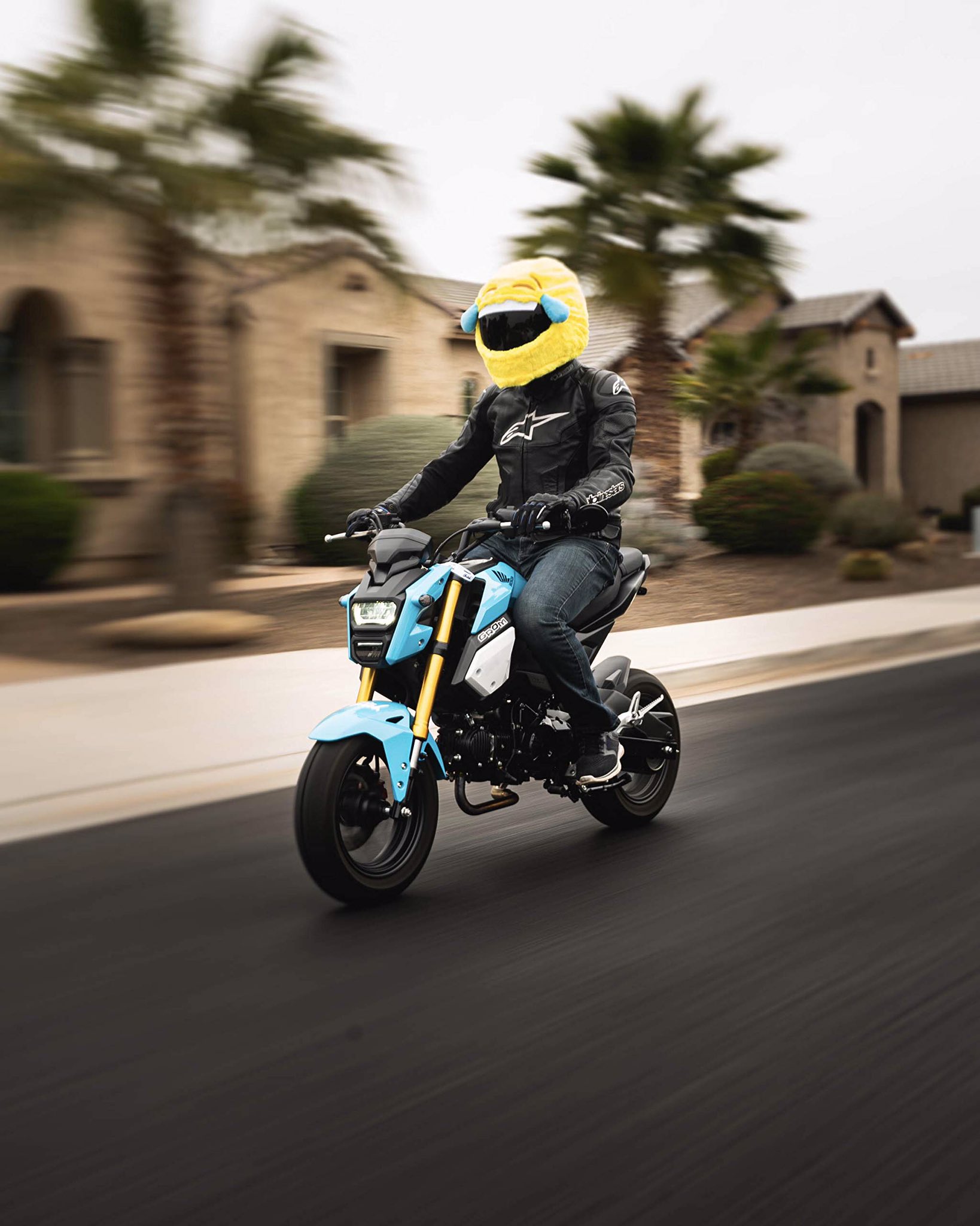 Twitter 上的 Accela バイク記事紹介 大笑い絵文字 のバイクヘルメットカバー Twitterユーザーなら分かる絵文字デザインで 周囲も笑顔 ハロウィン ツーリングにも良いかも T Co Jn8olwtd0d T Co 0nesieupoc Twitter