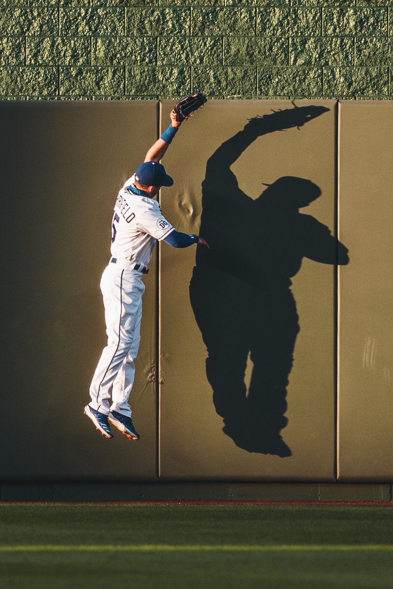 Royals's tweet image. We’re kicking off #RoyalsFanAppreciation Week with a photo caption sweepstakes.

Reply to this tweet with a caption to be entered for a chance to win an autographed @WhitMerrifield photo!