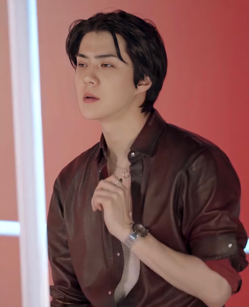 milkteus's tweet photo. sehun in this outfit is 👨🏻‍🍳💋💯‼️ https://t.co/Dw1918Gvc6