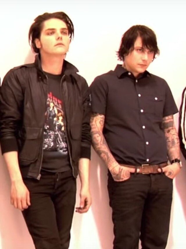 A thread of photos where frank and gee look like chaotic lesbians