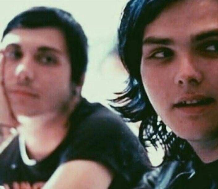 A thread of photos where frank and gee look like chaotic lesbians