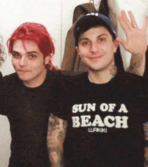A thread of photos where frank and gee look like chaotic lesbians