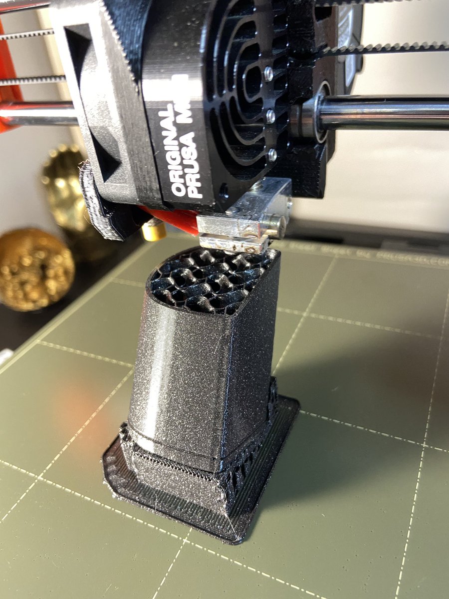 3dPrintality's tweet photo. Gyroid infill for serious durability ๐ช #3dprinting #Proputt #Prusa #OculusQuest https://t.co/L8abYs8lJ9