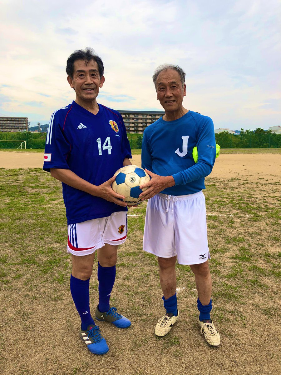 あいさわ一郎 Twitterissa 日中高年のサッカー 大会 岡山市中区百間川グランド 千間岡山市議から誘われて 平均年齢70歳超 最高齢の方は80歳近く いや しかし皆さん元気です 走って 蹴って 私も久しぶり 国会 サッカーチーム監督兼キャプテンと自己紹介