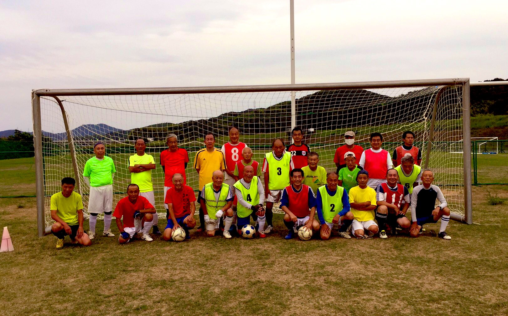 Twitter 上的 あいさわ一郎 日中高年のサッカー 大会 岡山市中区百間川グランド 千間岡山市議から誘われて 平均年齢70歳超 最高齢 の方は80歳近く いや しかし皆さん元気です 走って 蹴って 私も久しぶり 国会サッカーチーム監督兼キャプテンと自己紹介