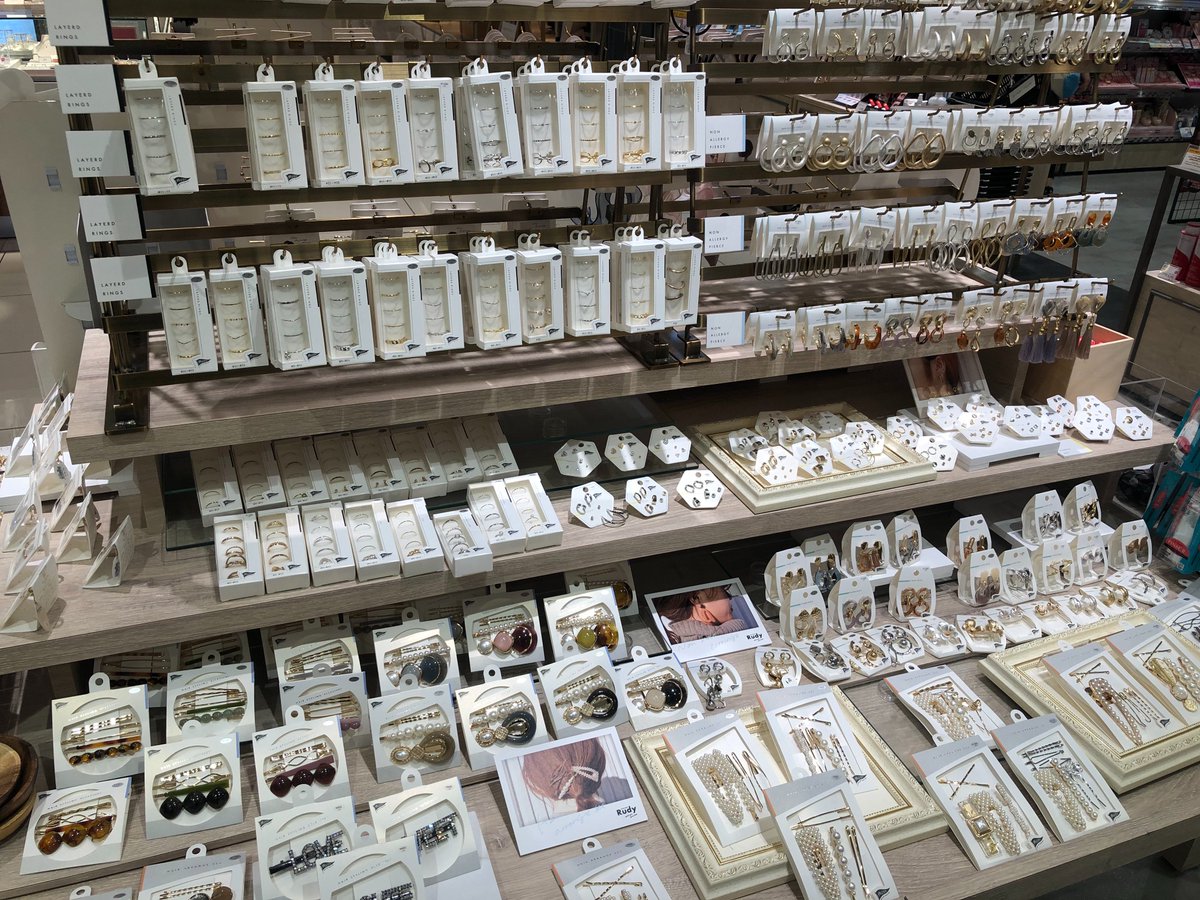 Ainz Tulpe アインズ トルペ 今日は敬老の日ですね 日頃の感謝込めてプレゼントなどはいかがでしょうか アインズ トルペにはコスメ スキンケア アクセサリーやボディケアまで揃っています 無料でギフトラッピングも承っておりますので