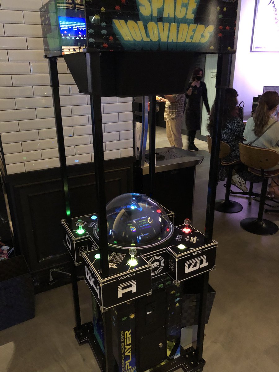 Exbar Tokyo エクスバートーキョー 新ゲーム案内 Space Holovaders 世界的に人気のシューティングゲームが期間限定で登場 Exbar Tokyo スペースインベーダー をホログラムを使って立体的に再現したゲームです Antennaamerica の