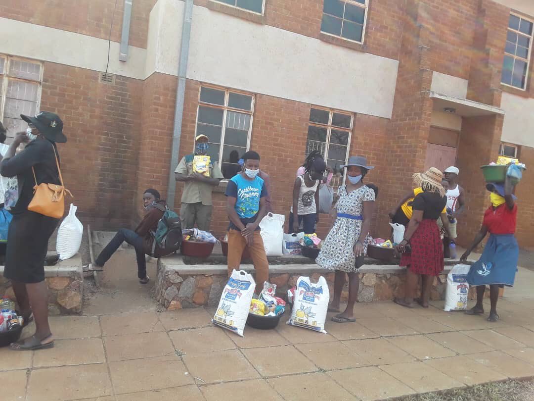 Cllr Arnold Batirai of Ward 24 Bulawayo yesterday donated food hampers to the needy in Nketa. These include the orphans and old people in his ward. #TheFightForBetterLivilihoods
⁦@mdczimbabwe⁩ ⁦@nelsonchamisa⁩ ⁦@Welshman_Ncube⁩ ⁦@molokele⁩ ⁦@JMafume⁩