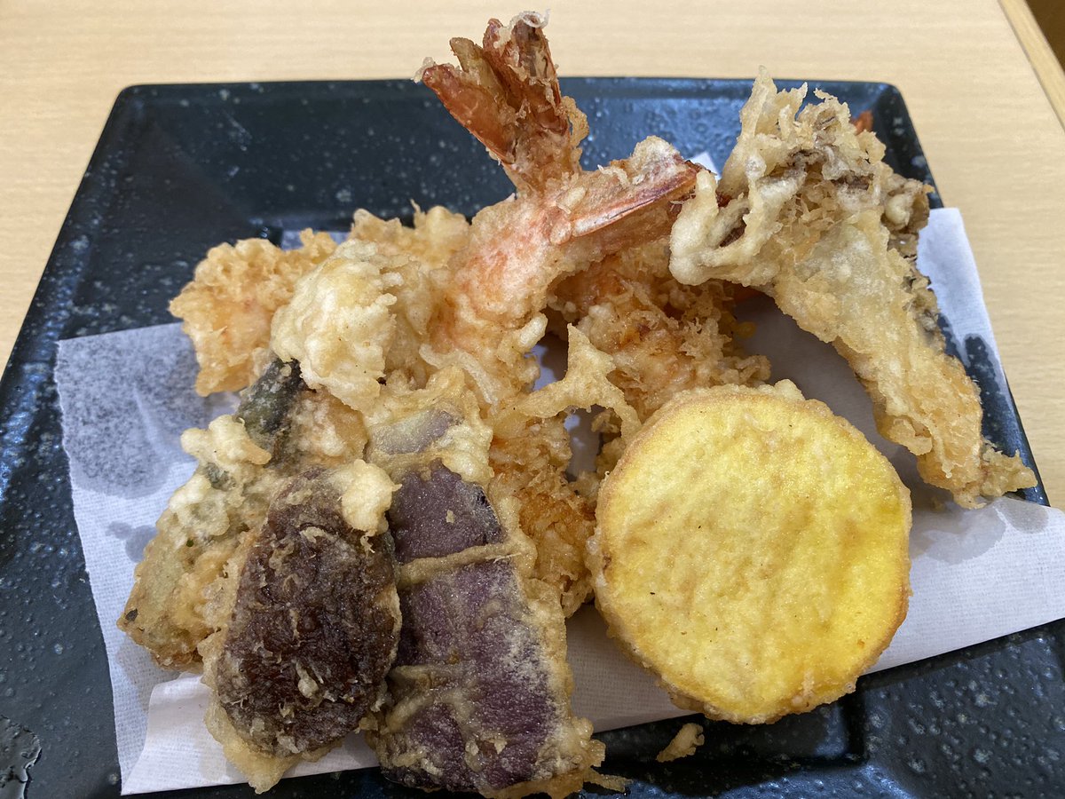 kvmakumakuma's tweet photo. お昼はお蕎麦（´◉◞౪◟◉)

おいちかった(*ﾟ∀ﾟ*)

でも多かった💦 https://t.co/5vlMQz9sZt