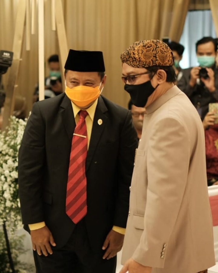 Tasikhade_z1's tweet photo. Bpk H. Ade Sugianto ( Bupati Tasikmalaya ) Berbincang Bersama Bpk H. Uu Ruzhanul Ulum ( Wakil Gubernur Jawa Barat )

#AdeCecep
#Adesugianto
#Cecepnurulyakin
#TasikHAde
#Z1 https://t.co/irJDVUO2Mf