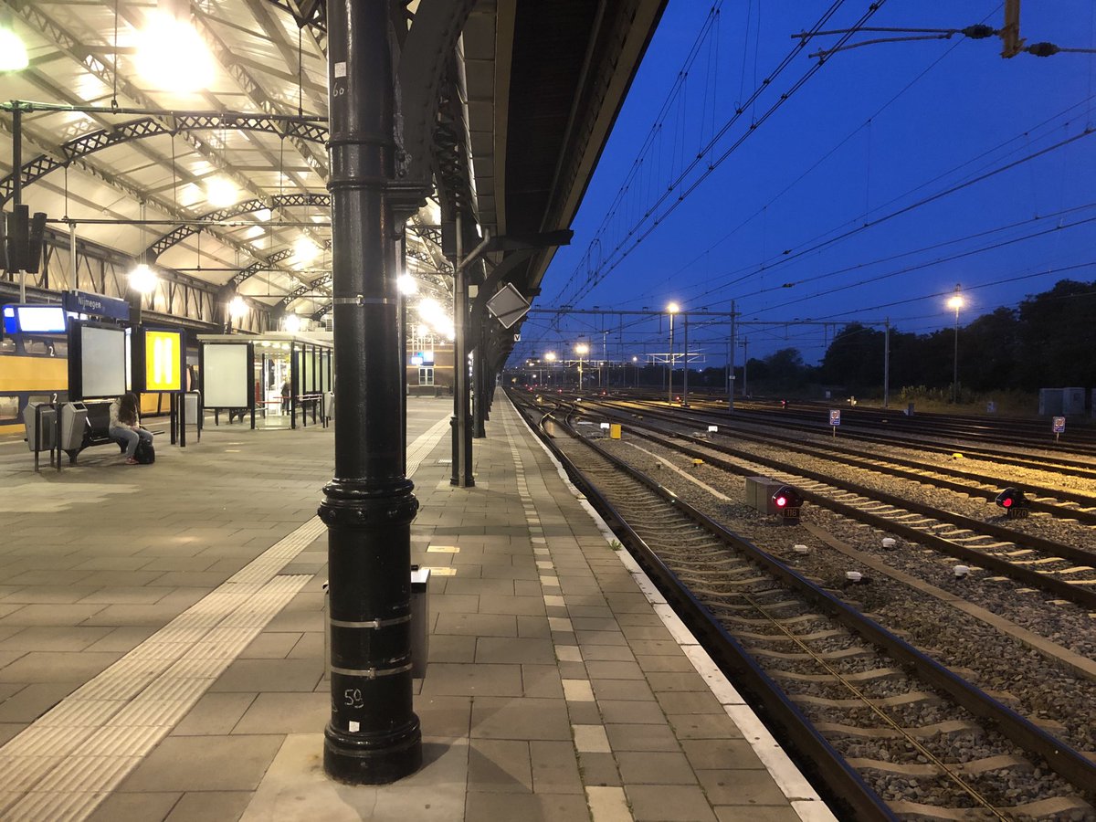 BureauBOOM's tweet image. Bij het krieken van den dag weer eens op (verlaten) station #Nijmegen. Op weg naar presentatie om mensen te enthousiasmeren voor de #medezeggenschap. #zinin