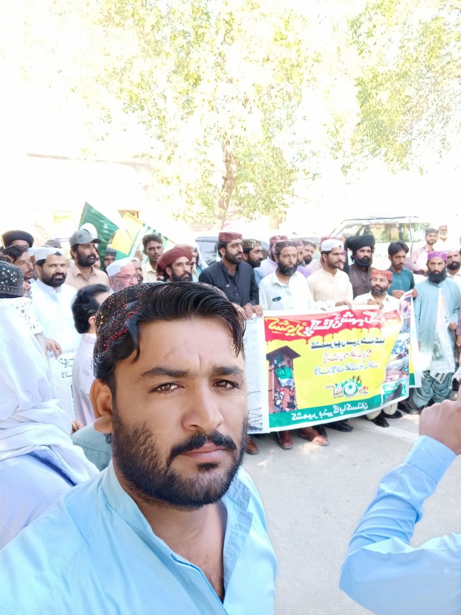 WashoBugti's tweet photo. آج پاکستان ہاؤس سوئی ڈیرہ بگٹی میں بگٹی قوم نے اپنے کشمیری بھائیوں کے ساتھ اظہارے یکجہتی کے لیے ریلی نکالی گئی ہے جس میں سینکڑوں افراد  نےشرکت کی اور پاکستان اور کشمیر کے جھنڈے ہاتھ میں لیئے کشمیر بنے گا پاکستان اور پاکستان زندہ باد کے نعرے بھی لگائے https://t.co/uRypRshJO4