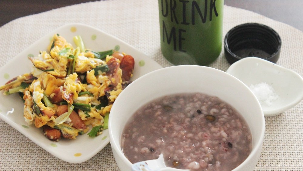 【 #朝ごはん 】

・五穀おかゆ（レトルト）
・スクランブルエッグ（ソーセージ、ねぎ）
・青汁

スクランブルエッグは白だしで味つけ。
五穀おかゆはレシピブログのプレゼント企画でいただいたものです✨
おかゆ、レンジですぐできるの助かる( ´ ▽ ` *)

#おは戦20922sk
#料理好きな人と繋がりたい