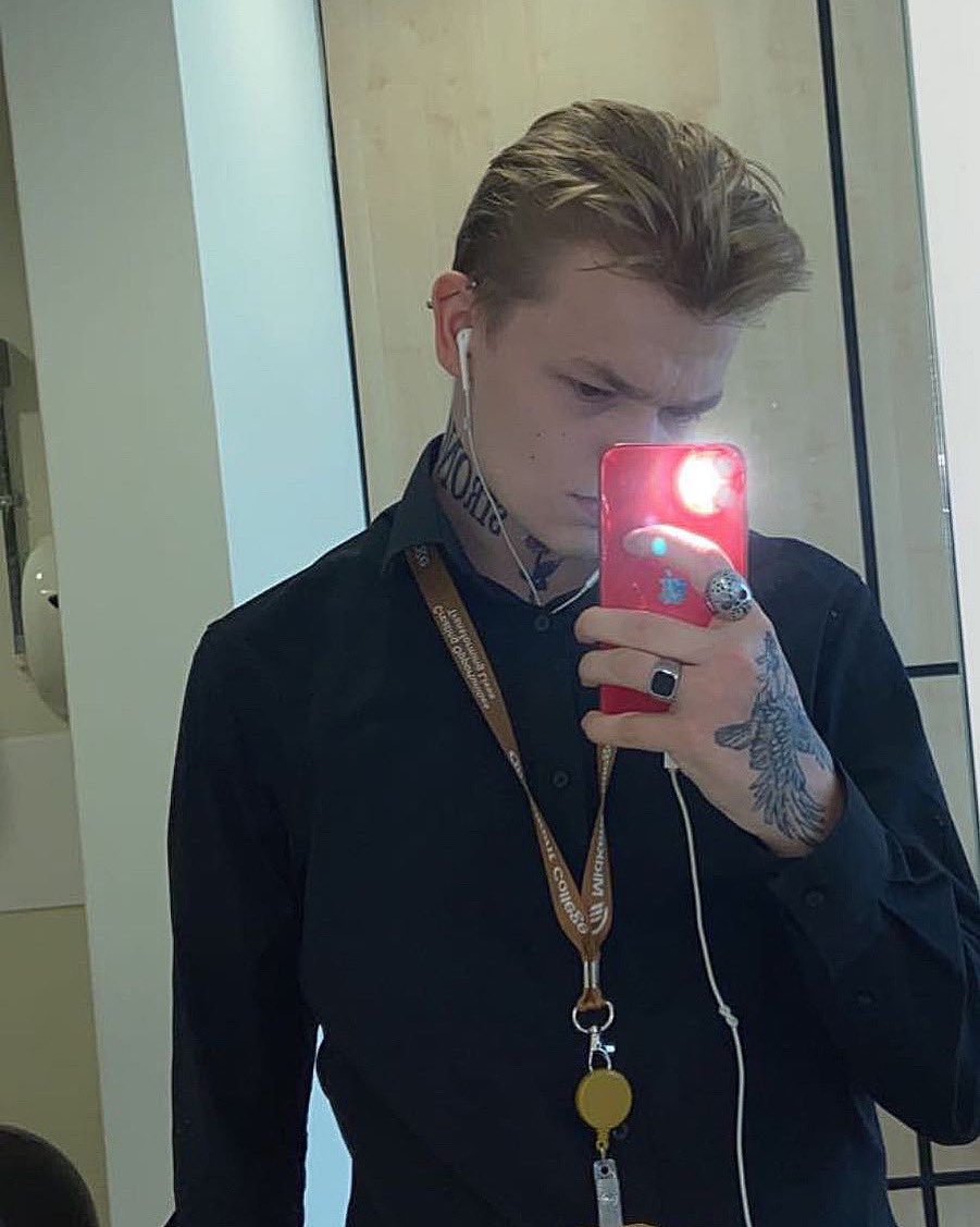 ethanbromley25's tweet photo. Cheeky college photo https://t.co/US2r6rVy5q