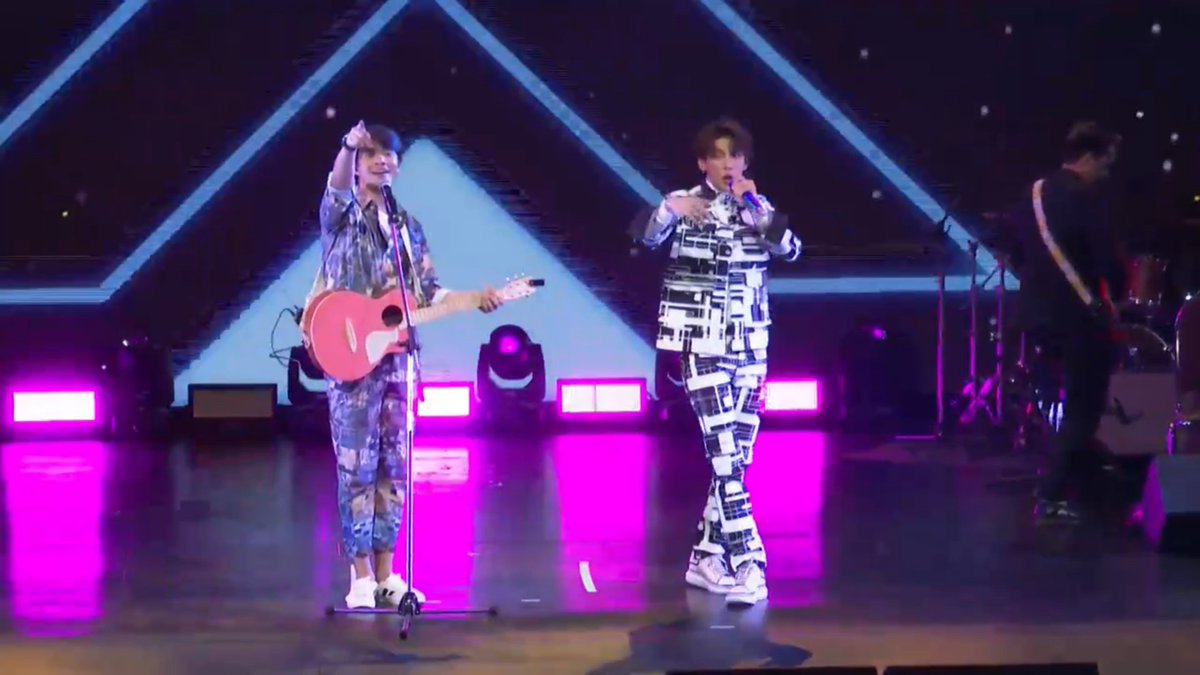 Another duet, this time with Phi Wan, the first thought that crossed my mind that time was "waw, such a high pitched song"  but they both could pull it off LIVE! It was superb! Phi Wan's voice is also beautiful and I enjoy his stage performance so much   #MSS1stShowCase