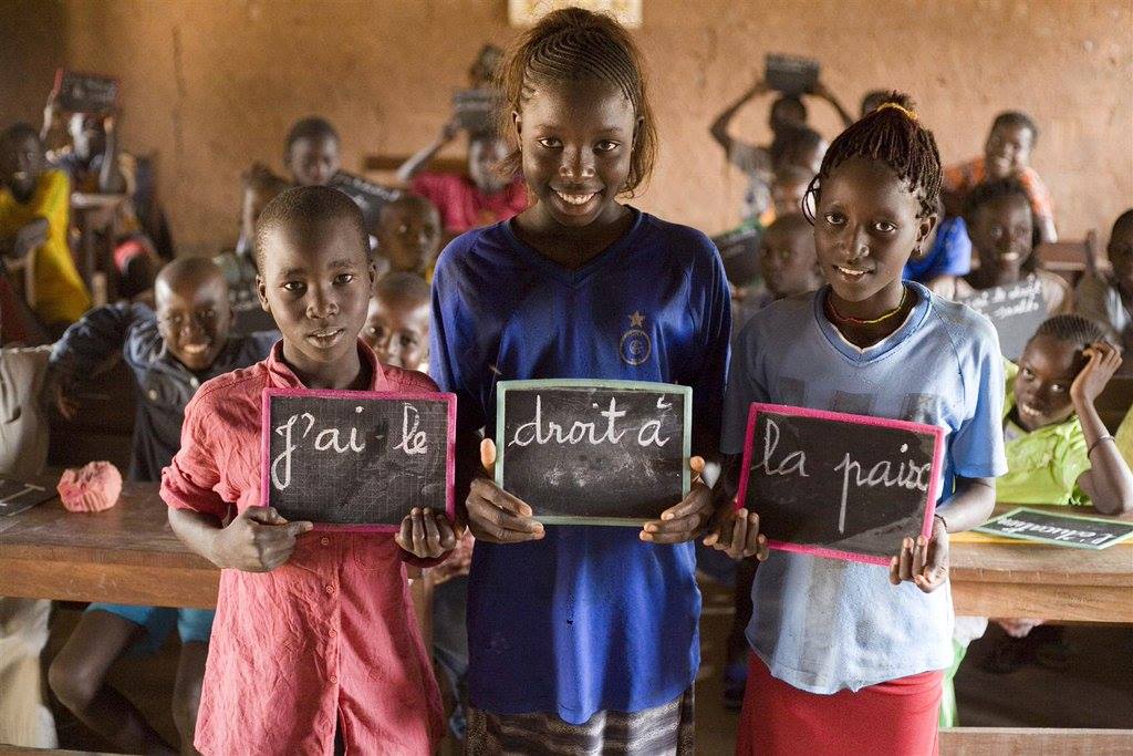 Il n'existe pas de meilleure façon de construire un avenir de paix qu'en étant au service des enfants. 

Le bien-être des enfants d'aujourd'hui est indissolublement lié à la paix du monde de demain. ☮️ 

#JourneeInternationaleDeLaPaix #MondayMotivation