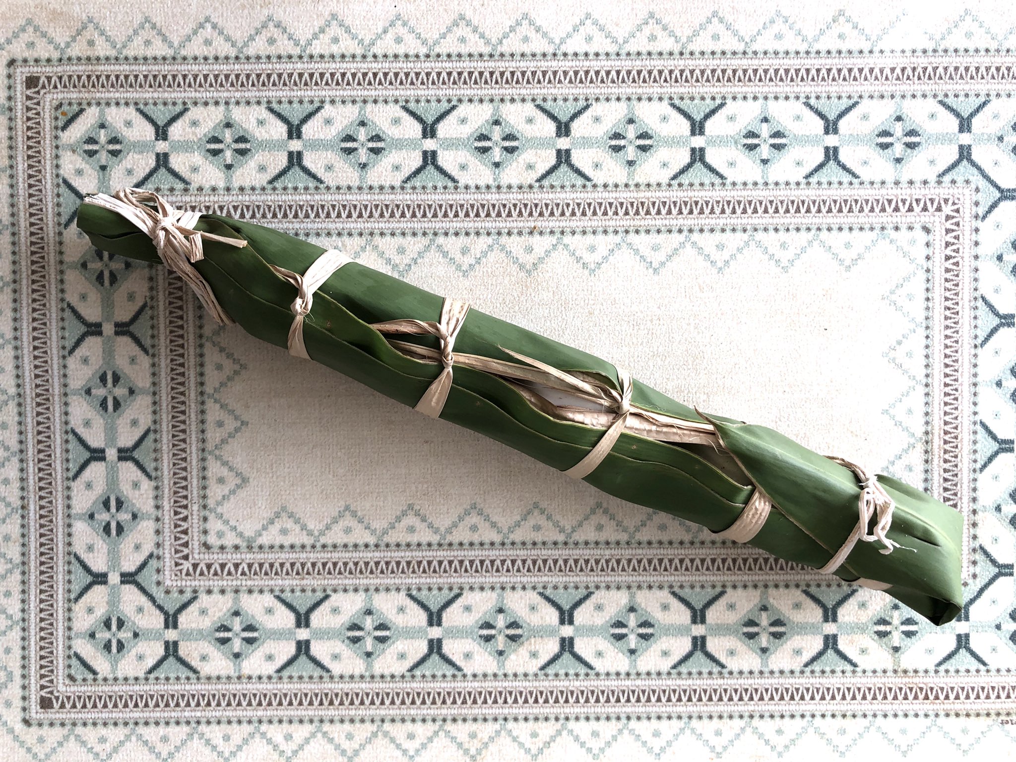 Choko 石垣島の放し飼い鶏の卵を戴いた 烏骨鶏 アローカナ アヒル 名古屋コーチン 地鶏の5種 月桃の葉に包まれてて趣アリ 私 生卵苦手で卵かけご飯食べられなかったのです 一口が限界 好奇心が勝ち試しに食べてみたら なにこれ 美味しい 生