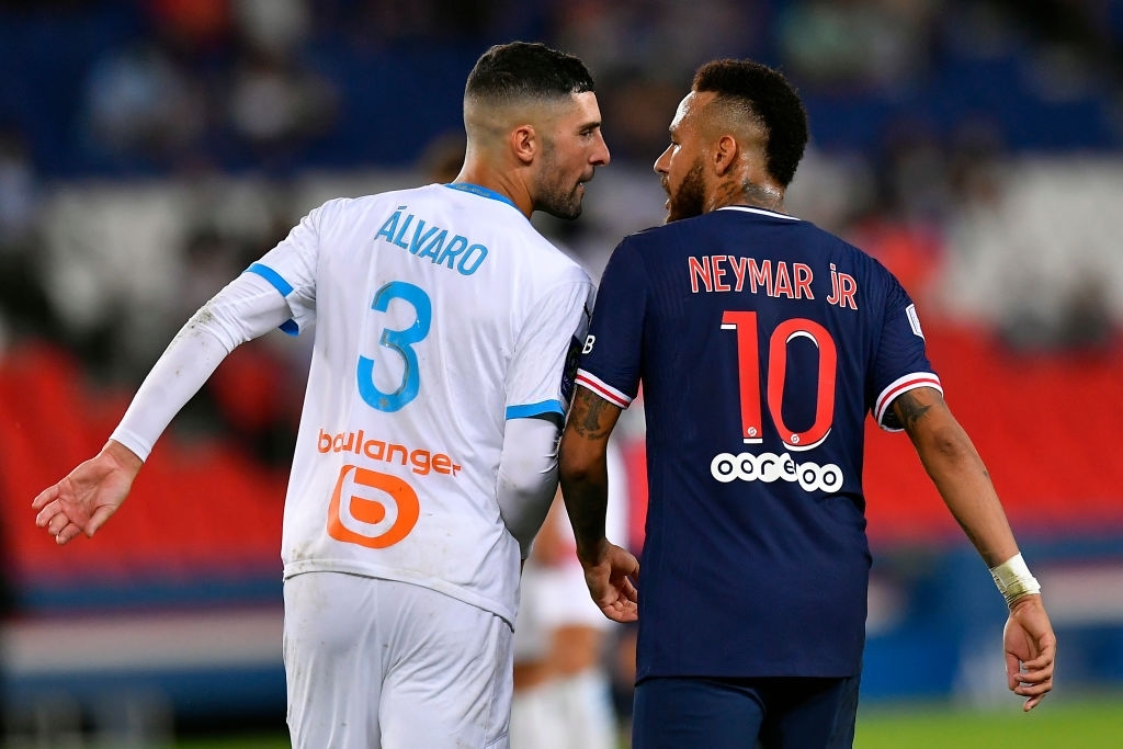 2 players on each side were sent off for a scuffle. Neymar was also sent off moments later for a slap on Alvaro. Visibly seething, he screamed out to the referee on the side-line and the camera behind him in quick succession, calling the Spanish defender a “racist”.