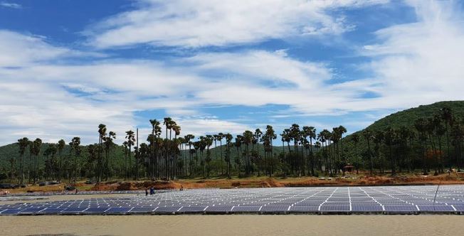 A 2 Mega Watt floating solar farm has been installed on the Mudasarlova Reservoir in Visakhapatnam. The solar plant is spread over an area of 17,500 sqm (4.4 Acres) with an intermittent opening to allow exchange of gases and sunlight. 

#TransformingIndia