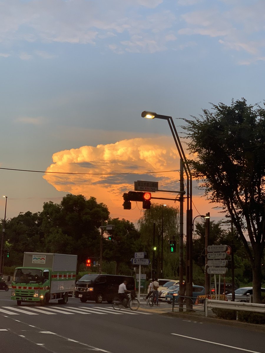 どっか爆発したのかと思ったわなぁ
普通に綺麗な雲だった(;・∀・)
#空 #雲 #綺麗な写真 https://t.co/cY4xYQXTMi