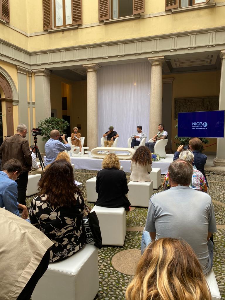 CMComunicazione's tweet photo. Oggi nello showroom di #Milano Nice Footwear S.p.a ha presentato i progetti per la propria crescita economica ed ecosostenibile e la nuova partnership con il brand #FredMello. Si tratta di una delle prime conferenze stampa in presenza e anticipa la #MFV
#cmcproud #fashion https://t.co/UlpPLXiFFG