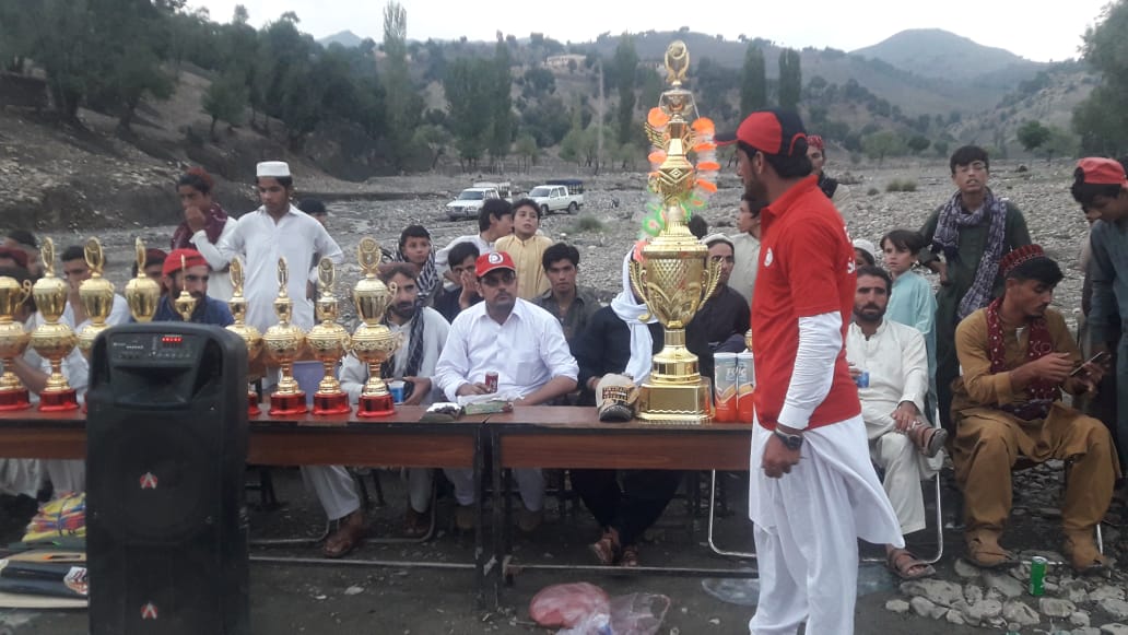 prcsfata's tweet photo. ہلال احمر پاکستان کی جانب سے جنوبی وزیرستان میں کرکٹ ٹورنمنٹ احتتام کو پہنچا۔ فائنل میچ میں ٹورنمنٹ اپنے نام کرنے والے کھلاڑیوں میں انعامات  تقسیم کیئے گئے۔ نوجوانوں نے ہلال احمر پاکستان کے اس اقدام کو سراہا اور مستبقل میں بھی اس قسم کی سرگرمیوں کو جاری رکھنے کی خواہش ظاہر کی۔ https://t.co/ZFm5FutoGw