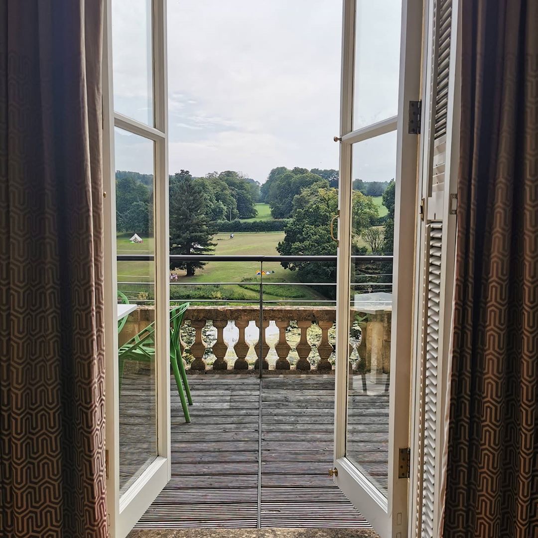 Throw open the doors and breathe in the fresh autumnal air; the perfect wake up ahead of a day exploring the Cotswolds with someone special. Book your next getaway on our website, cowleymanor.com 📷 instagram.com/jessicaannedan…