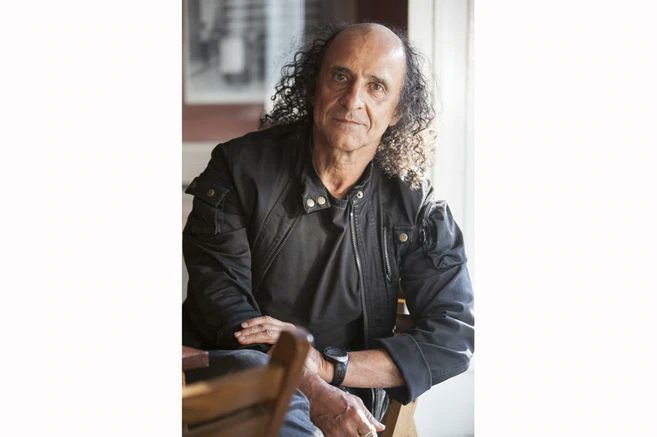 ismene2's tweet photo. Ve, hoy celebramos y cantamos la vida y los dones de un gran artista que con su talento, generosidad, gracia, sentido humano nos ha hecho entender que no hay nada más serio que la risa.
Gracias, querido Carlos Mario. Amamos cada uno de los hombres que has sido.@elaguiladescalz . https://t.co/RKdZ5edfR6