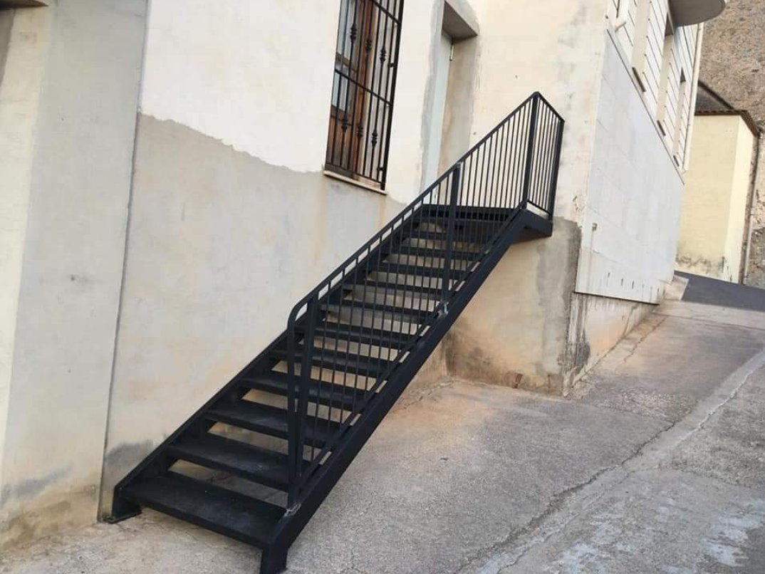 Soriera_Paina's tweet photo. @VicentMarza Presencial i en totes les comoditats. Com en les Useres, que segueixen en la Casa de la Cultura adaptant-la com han pogut perquè després de 13 anys seguim sense escola. https://t.co/jNLU56bIfX