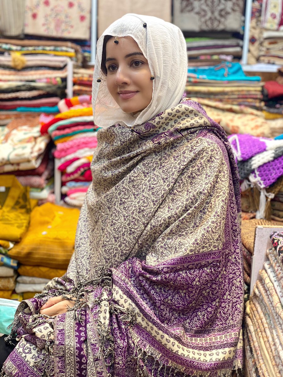 Rabipirzada's tweet photo. گناہ سے بچانا بھی نیکی ہے، جب میں کوئ پولیٹیکل پوسٹ کرتی ہوں تو کچھ سیاستدانوں کے سوشل میڈیا کارکن میرے ماضی کے بارے میں اتنی گری ہوئ باتیں کرتے ہیں یہ سوچے بغیر کے اگر ان کے اپنے گھر والے یہ پڑھ لیں تو کیا سوچیں گے۔ ایک مسلمان کے ایسے الفاظ؟ سب سیاستدان بہت نیک اور خدا ترس ہیں۔ https://t.co/o5EnHE4XcM