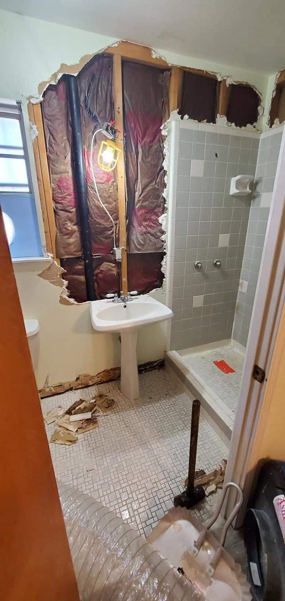 Its DEMODAY!!

🤘🏼This South Bossier bathroom is getting its first facelift ever!🤘🏼

Ashley's crew working hard gutting this baby. 
#bathrenovation #southbossier #homeremodeling
Adam Willard Collin Iadarola Lisa Willard