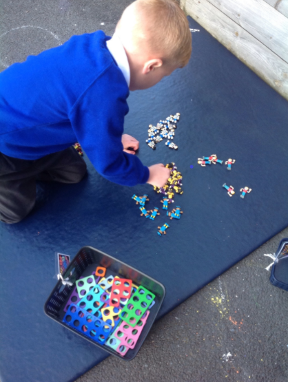 EYFSGateway's tweet photo. Some amazing independent maths today by Reception - all of our people sorted into groups. 'They are the same and they are the same - they look the same' @WhiteRoseMaths @GatewayFCAT #EYFS #TeamGateway https://t.co/jh1oB0Xfht