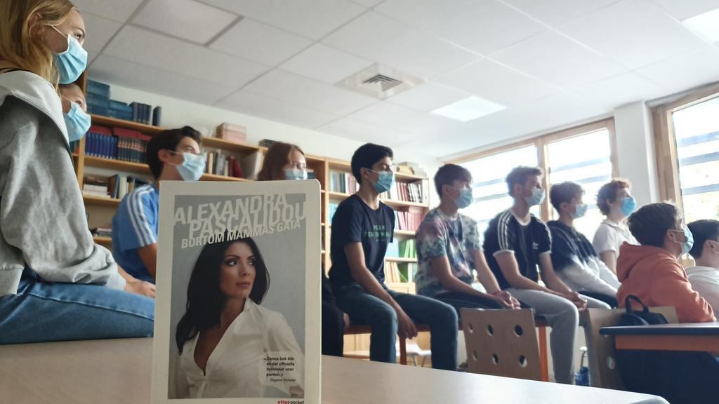 SectionSuedoise's tweet photo. Just nu: Våra elever i första årskursen på gymnasiet har läst "Bortom mammas gata" och diskuterar nu boken med journalisten och författaren Alexandra Pascalidou, @pascalidou! #Sectionsuedoise @lyceeinter https://t.co/y7xQ43WgUo