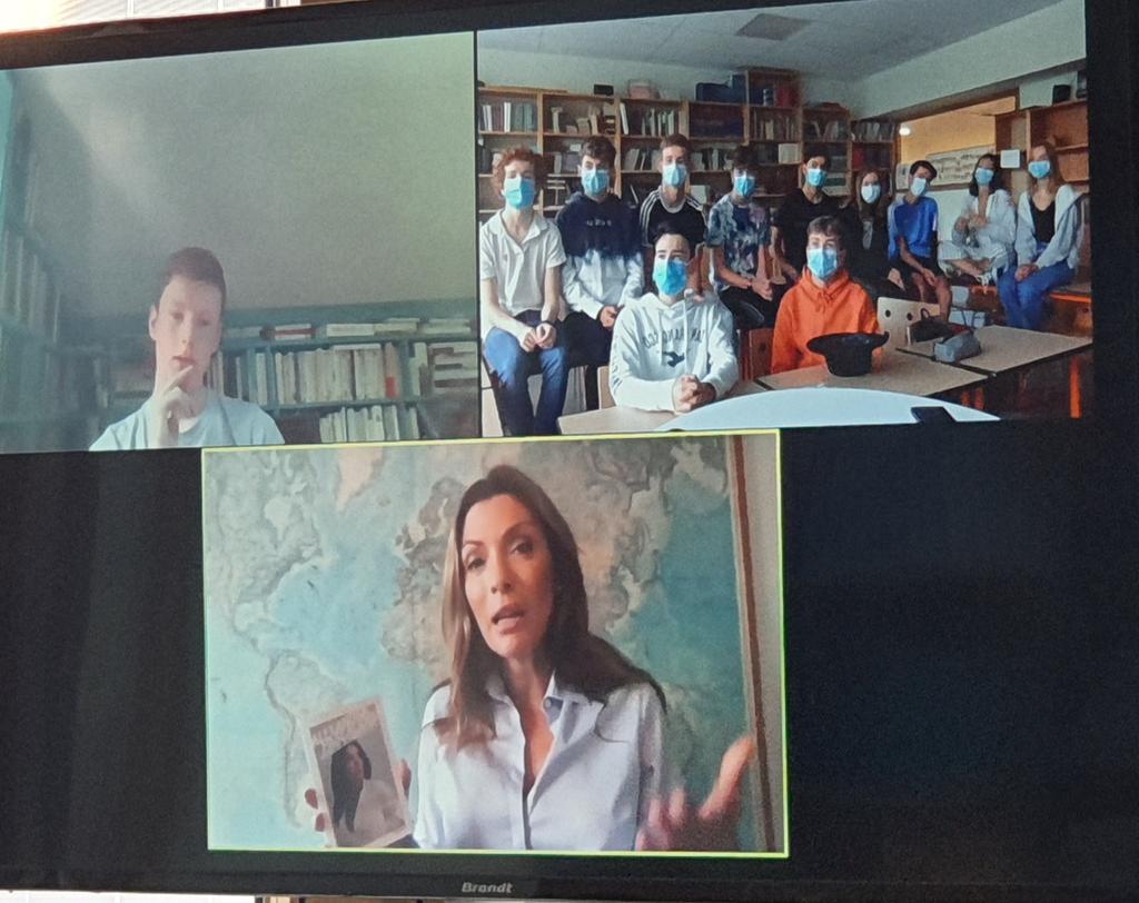 SectionSuedoise's tweet photo. Just nu: Våra elever i första årskursen på gymnasiet har läst "Bortom mammas gata" och diskuterar nu boken med journalisten och författaren Alexandra Pascalidou, @pascalidou! #Sectionsuedoise @lyceeinter https://t.co/y7xQ43WgUo