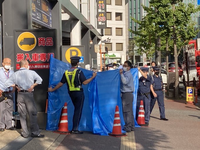飛び降り自殺 ヨドバシ博多の屋上から飛び降り自殺か ブルーシートはってる 現地の画像 様子 まとめダネ 飛び降り自殺 ヨドバシ博多の屋上から飛び降り自殺か ブルーシートはってる 現地の画像 様子 まとめダネ
