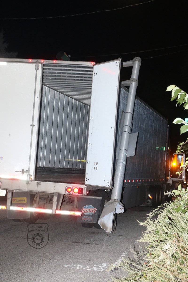 pauls612's tweet image. In today&apos;s episode of you can&apos;t make this up in Worcester we have a trucker attempting to avoid a low bridge backed up the street and while turning around struck a traffic control signal knocking it off it&apos;s base and carrying it down the road a bit. #cantmakethisup #headscratch