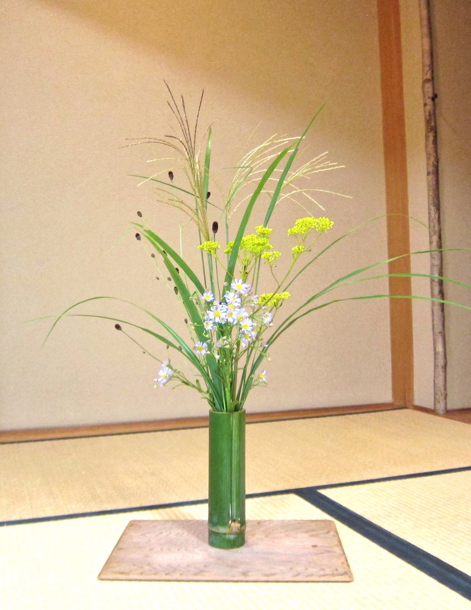 野の花 司 茶房 野の花 Di Twitter 10 1の中秋の名月に合わせて お月見用のお花はいかがですか ススキと秋草を取り合わせて 青竹の花器と一緒にお届けします 美しい月に季節の秋草を添え ゆったりとした時間を過ごす それだけで豊かな気持ちに 月見の花