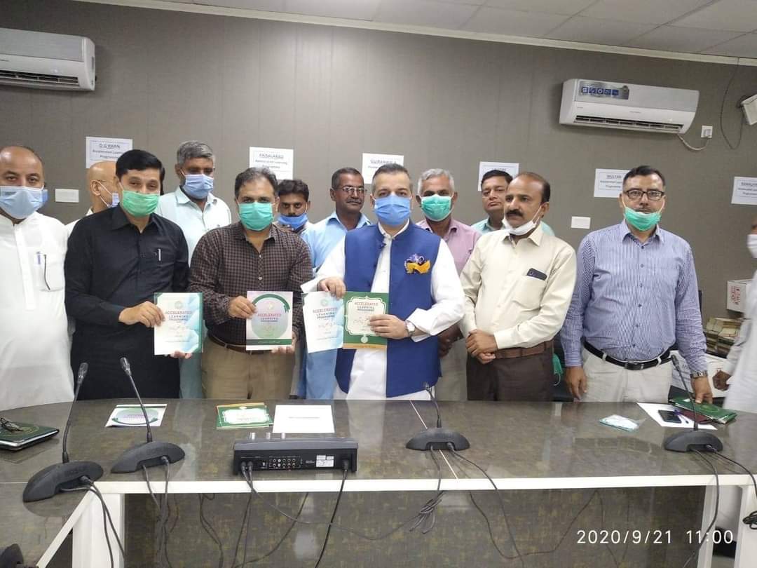 attaabbasi6's tweet image. صوبائی وزیر برائے سکول ایجوکیشن مراد راس کی سربراہی میں ایکسیلریٹد لرننگ پروگرام Accelrated Learning Program )کے تحت 36 اضلاع کے سی ای اوز، ڈی ایم اوز کو کتابیں فراہم کر دی گئیں
#ReduceSyllabus
1/2