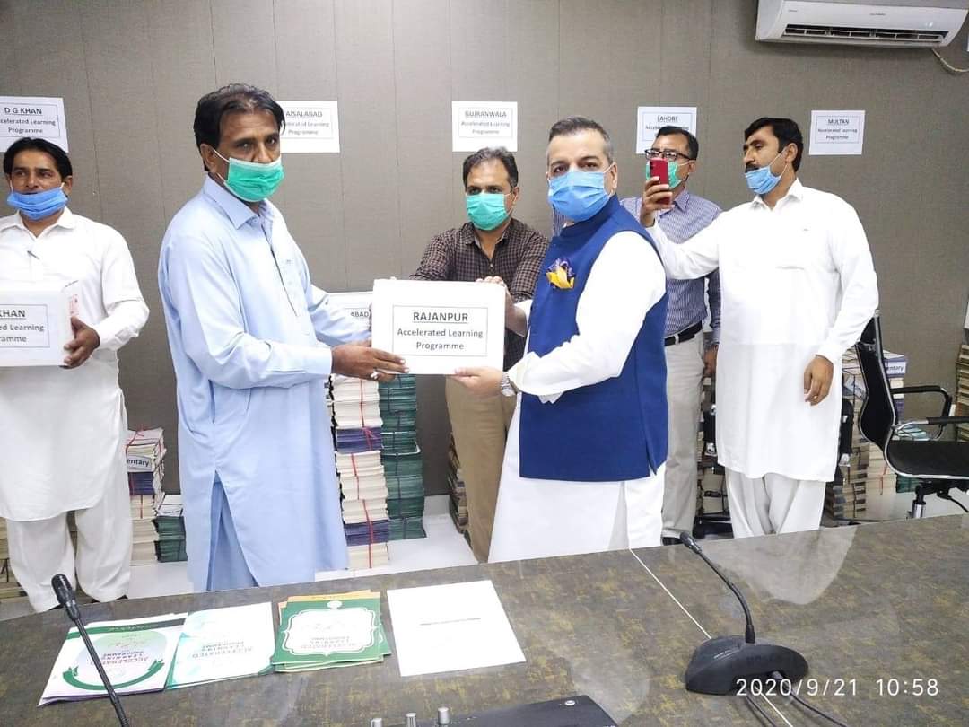 attaabbasi6's tweet image. صوبائی وزیر برائے سکول ایجوکیشن مراد راس کی سربراہی میں ایکسیلریٹد لرننگ پروگرام Accelrated Learning Program )کے تحت 36 اضلاع کے سی ای اوز، ڈی ایم اوز کو کتابیں فراہم کر دی گئیں
#ReduceSyllabus
1/2