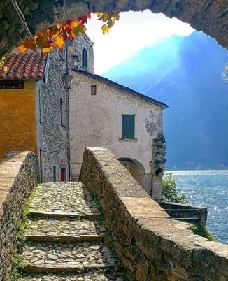 Lakecomo_it's tweet photo. #SiCelebraOggi il #WorldGratitudeDay 
Passeggiare lungo vicoletti che ti portano a vedere scorci bellissimi sul Lago di Como ci sembra un'ottimo motivo per essere grati oggi 😊💙#21settembre #GratitudeDay #gratitude #LakeComo #LagodiComo #inLombardia #lanscape #gratitudine https://t.co/QodD3TtGu0