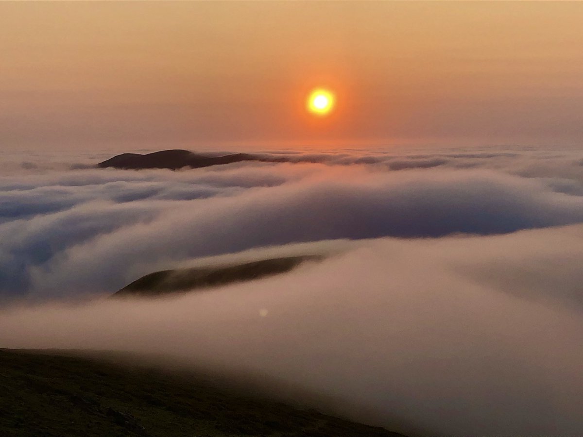 Aneedtopaint's tweet image. And as usual a few more pictures to follow on from the video posted earlier of this mornings #CloudInversion looking across from the #LongMynd 🤷🏻‍♂️🙄😉 #Shropshire #LoveWalking #Photography #iPhone