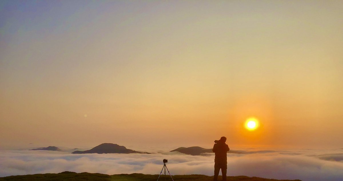 Aneedtopaint's tweet image. And as usual a few more pictures to follow on from the video posted earlier of this mornings #CloudInversion looking across from the #LongMynd 🤷🏻‍♂️🙄😉 #Shropshire #LoveWalking #Photography #iPhone