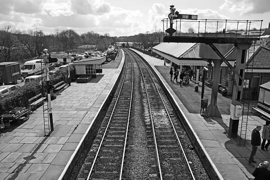 RAMSBOTTOM 25-03-18.
The station from the footbridge, looking towards Bury.
#Ramsbottom #eastlancsrailway #blackandwhitephotography #Railways #transport