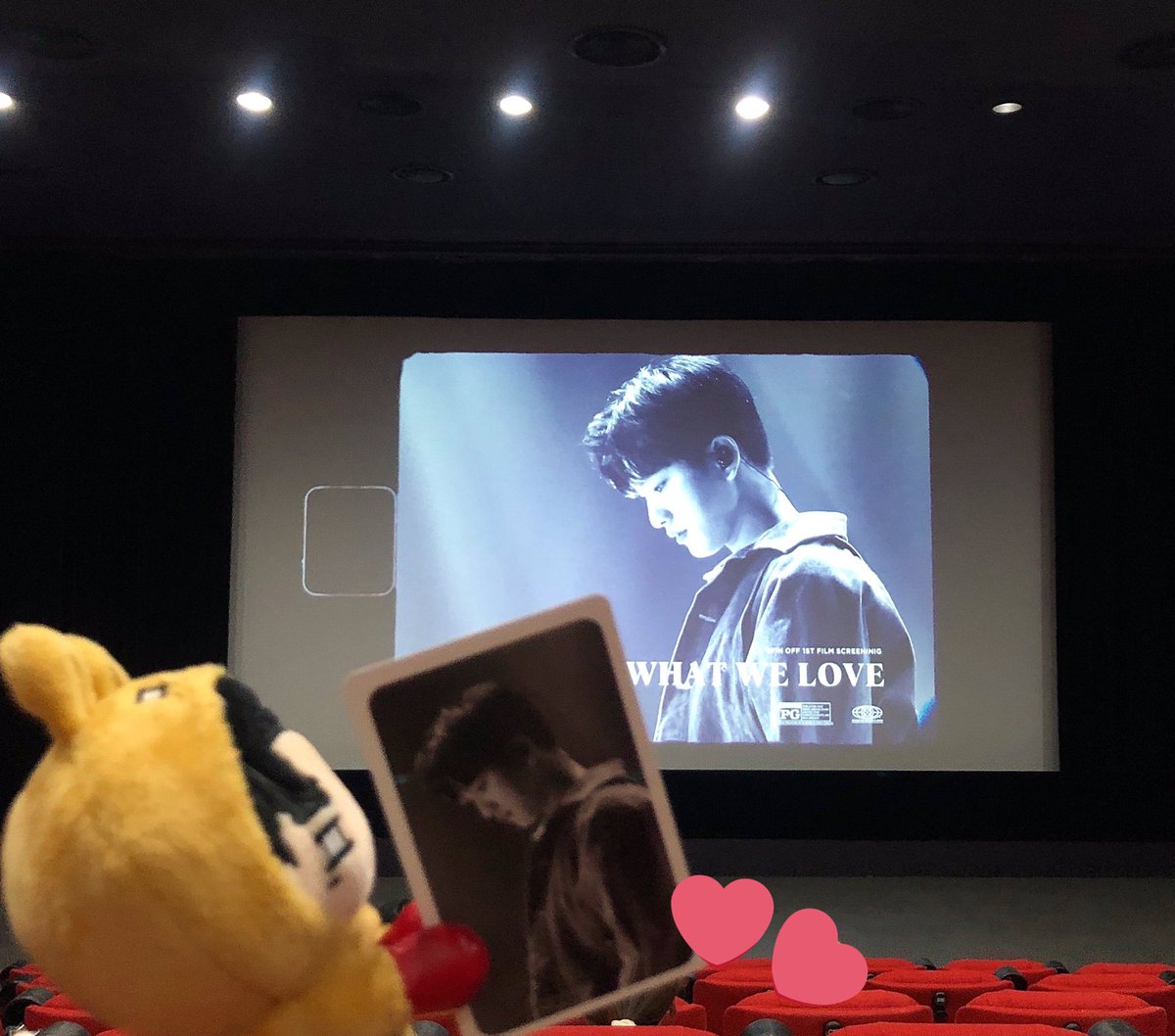 70116G's tweet photo. 🎞녕상회 @jy_spinoff 
#우리가사랑하는박진영
90분 내내 진영이만 보면서 넘 행복했던 녕상회🍑
바운스 나올 때 진짜 같이 소리지르고 싶었음ㅠㅠ 콘서트...😭
마지막 영상도 너무 좋았습니다ㅠㅠ
포스터 넘 예쁘다 생각했는데 기프트팩에 있어서 행복🥰
녕상회 열어주셔서 감사해요💚 https://t.co/ODbPUtJHEU