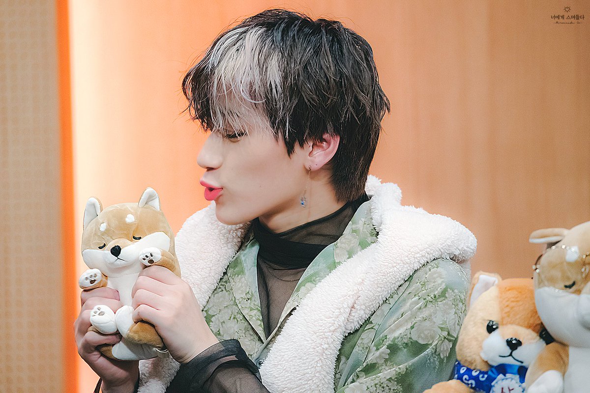 Sanie munching on things he shouldn't munch on  #ATEEZ    #SAN  @ATEEZofficial
